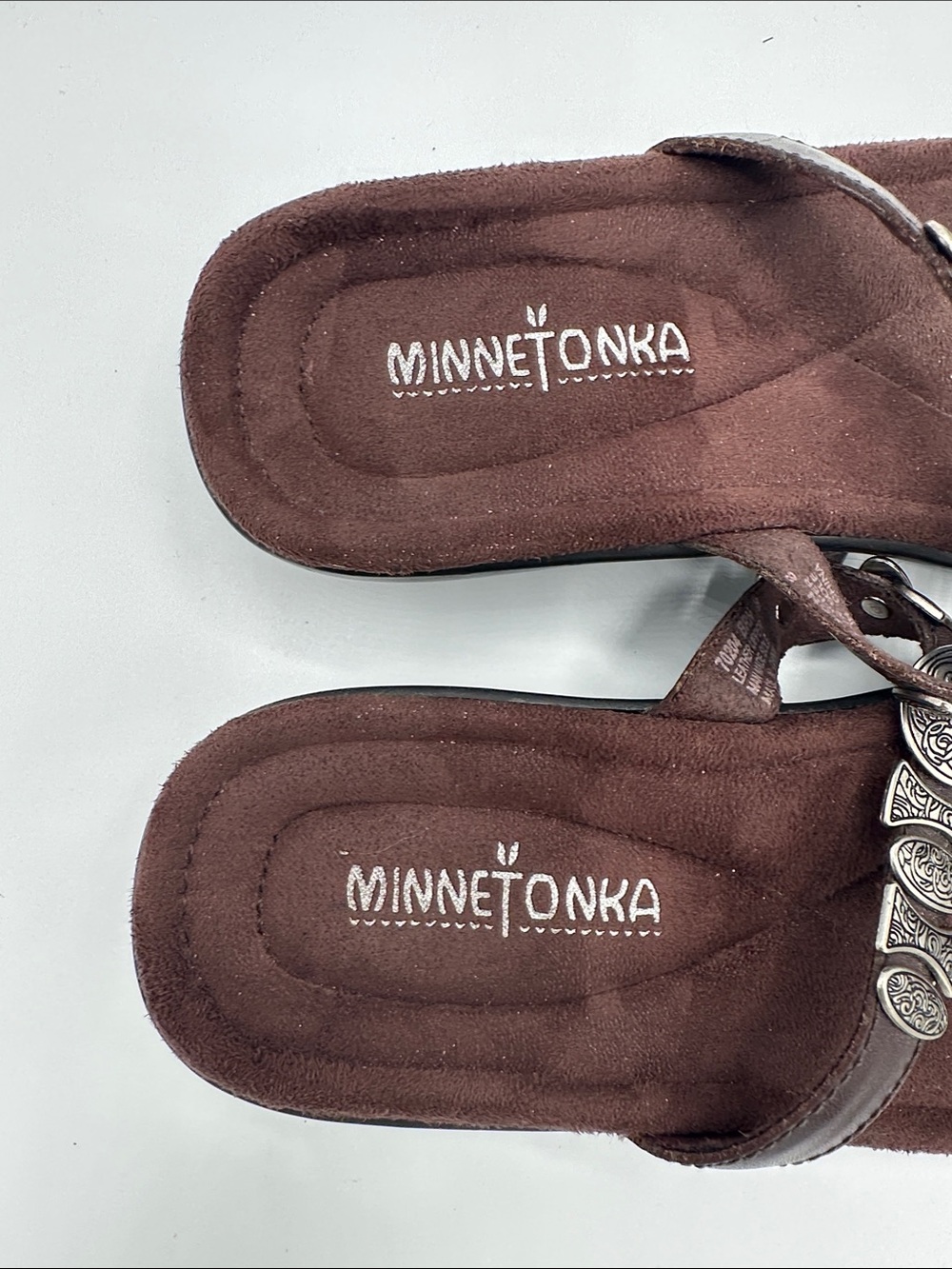 Minnetonka Brown Suede Thong Sandals Size 8 8M Concho Accents EUC - Picture 8 of 10